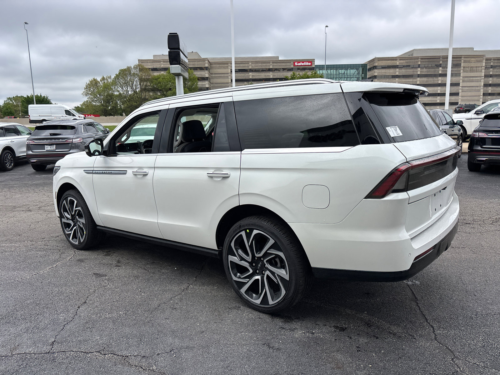 New 2026 Lincoln Navigator Reserve AWD/4WD image 5