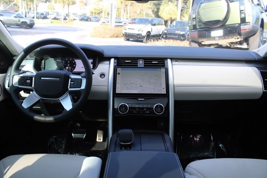 Certified 2025 Land Rover Discovery Dynamic SE image 32