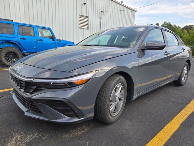 Used 2024 Hyundai Elantra SE image 11