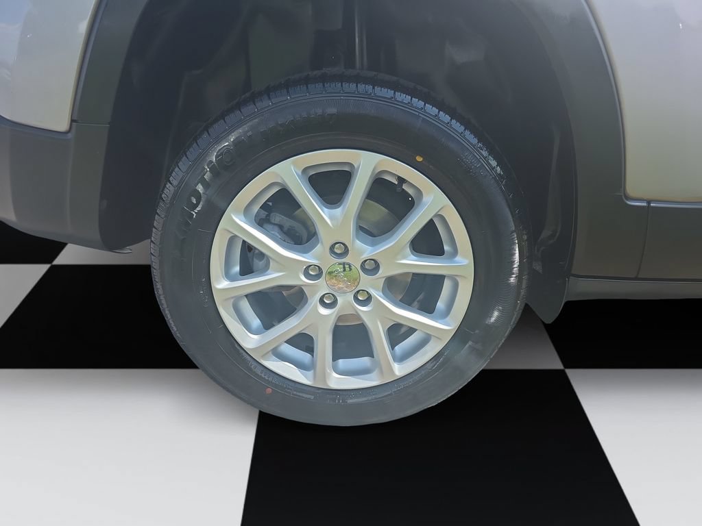 Used 2018 Jeep Cherokee Latitude w/ Cold Weather Group FWD image 14
