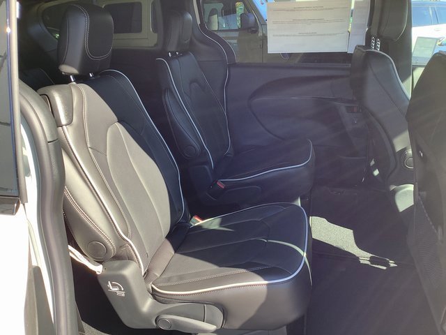 New 2026 Chrysler Pacifica Limited image 34