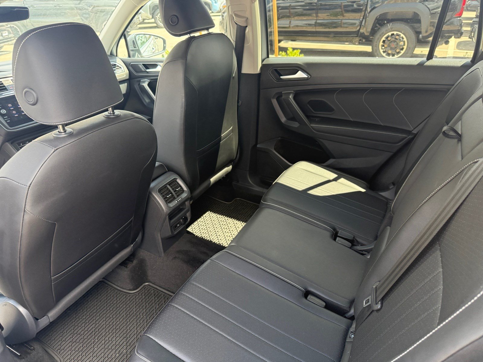 Used 2023 Volkswagen Tiguan SE AWD/4WD image 17