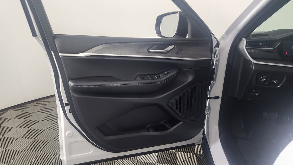 New 2025 Jeep Grand Cherokee Limited image 13