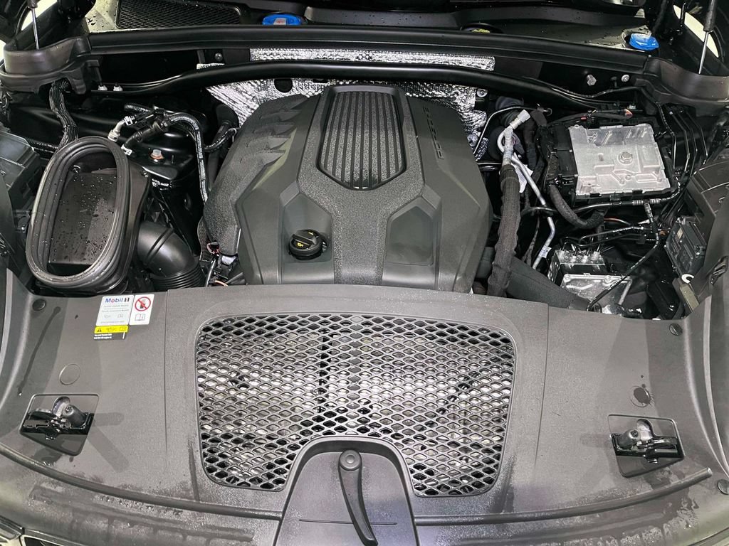 Certified 2023 Porsche Macan AWD/4WD image 24