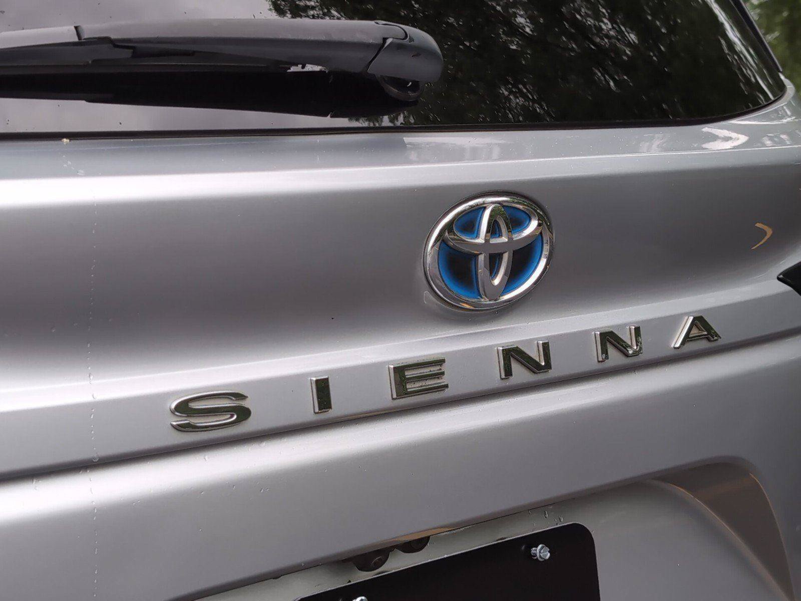 Used 2021 Toyota Sienna Platinum FWD image 32