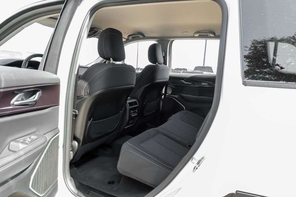 Used 2022 Jeep Grand Cherokee Laredo w/ Luxury Tech Group I image 48