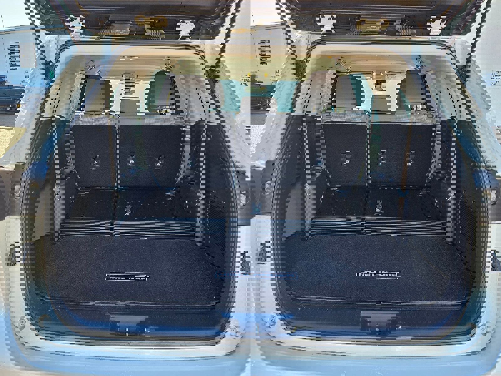 Used 2023 Toyota Highlander L image 4