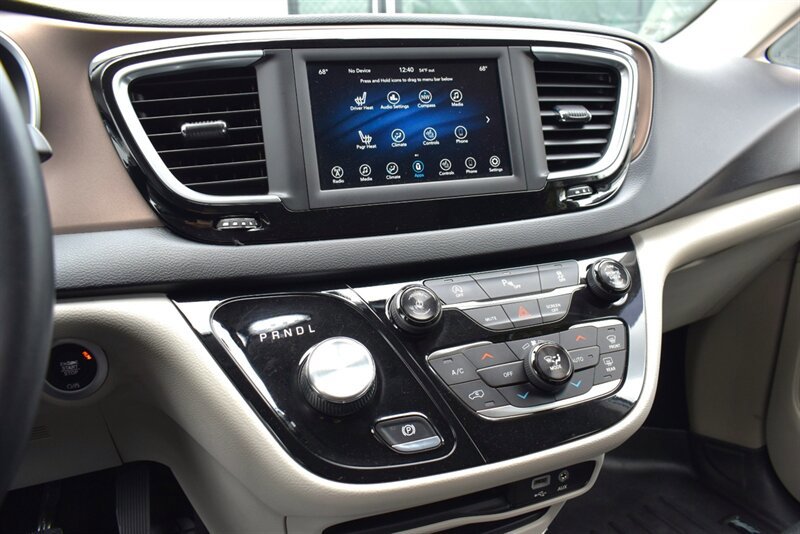 Used 2018 Chrysler Pacifica Touring-L FWD image 19