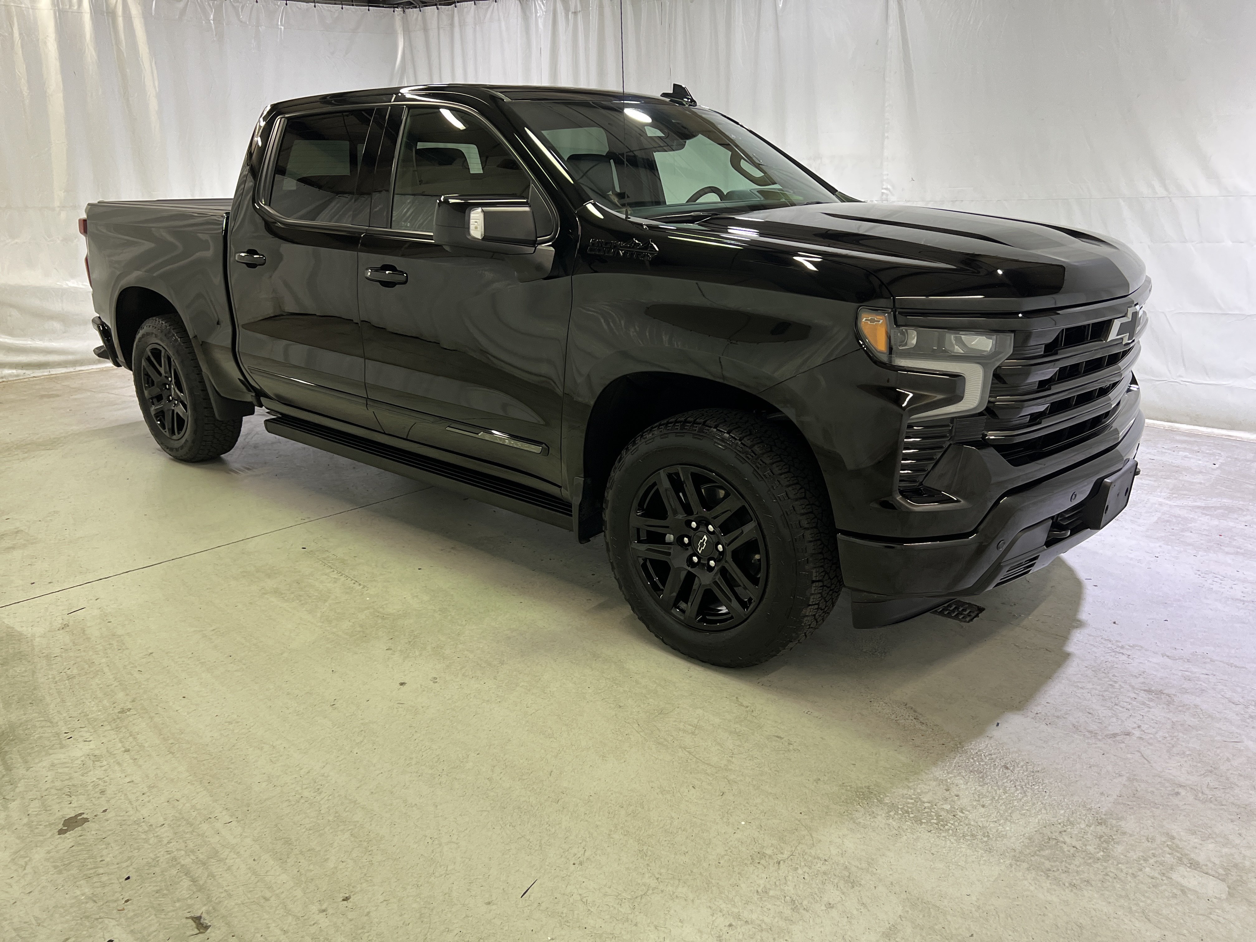 Certified 2025 Chevrolet Silverado 1500 High Country w/ Midnight Edition AWD/4WD image 2