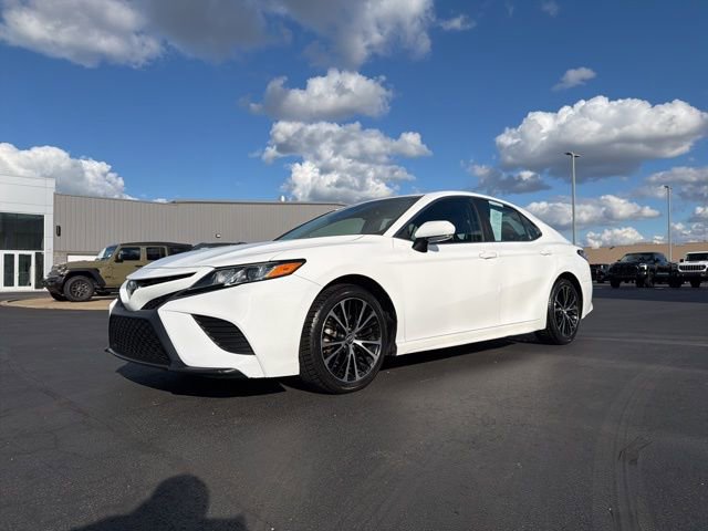 Certified 2018 Toyota Camry SE w/ Convenience Package image 3