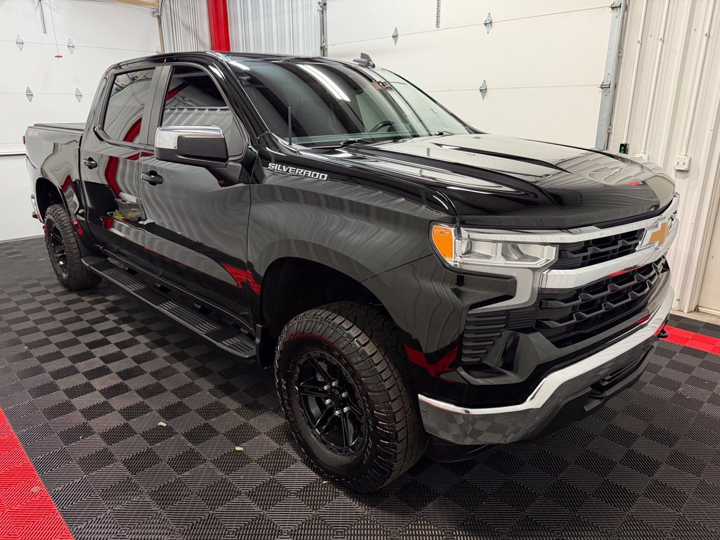 Used 2024 Chevrolet Silverado 1500 LT AWD/4WD image 4