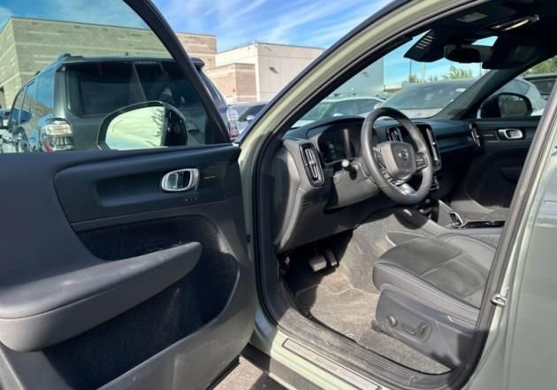 Used 2023 Volvo XC40 Recharge Ultimate image 6