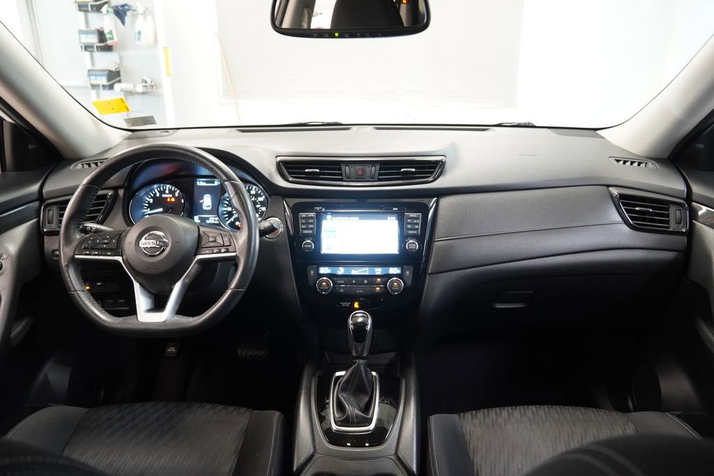Used 2017 Nissan Rogue SV w/ SV Premium Package AWD/4WD image 16