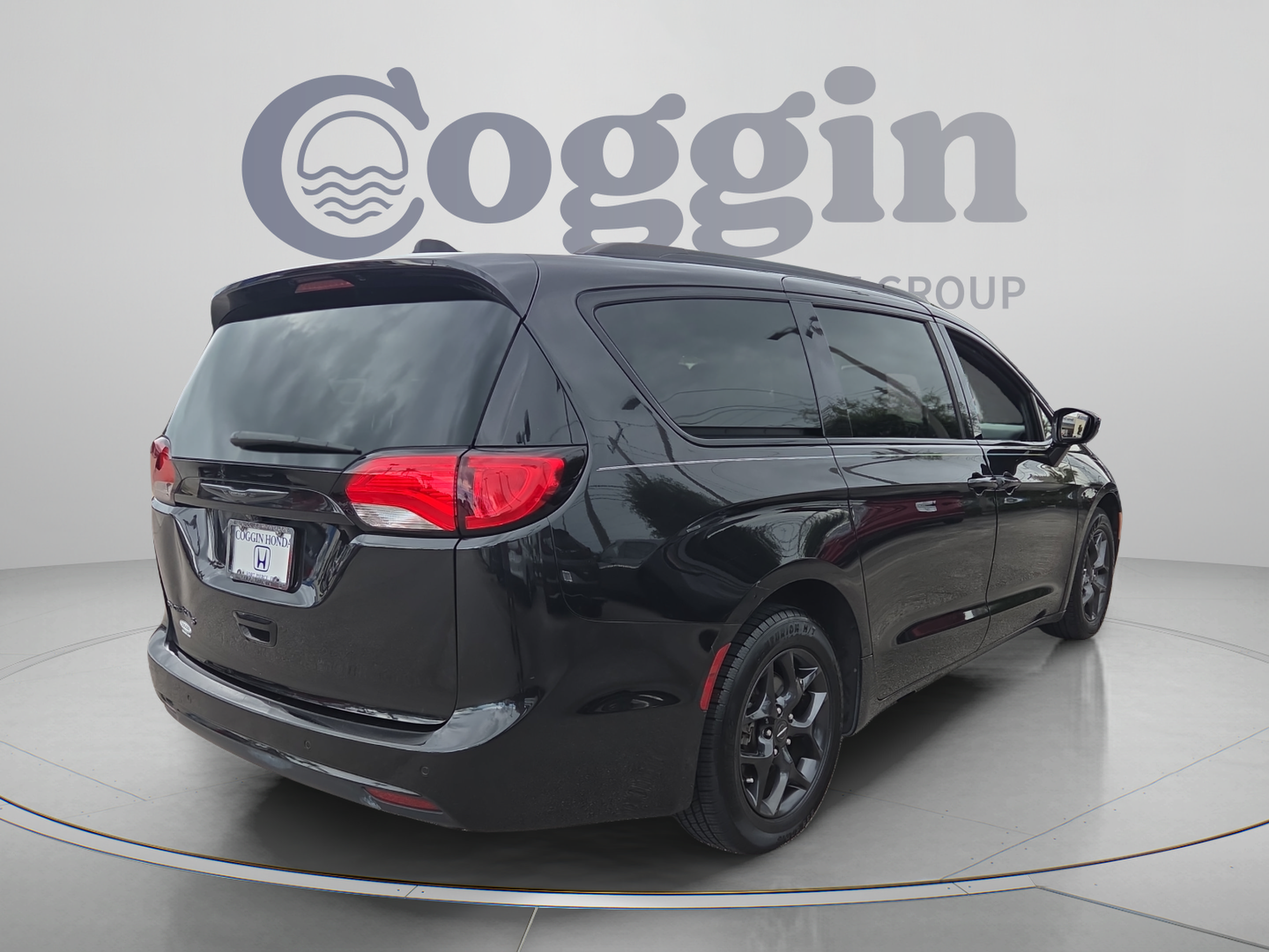 Used 2019 Chrysler Pacifica Touring-L Plus w/ S Appearance Package FWD image 5