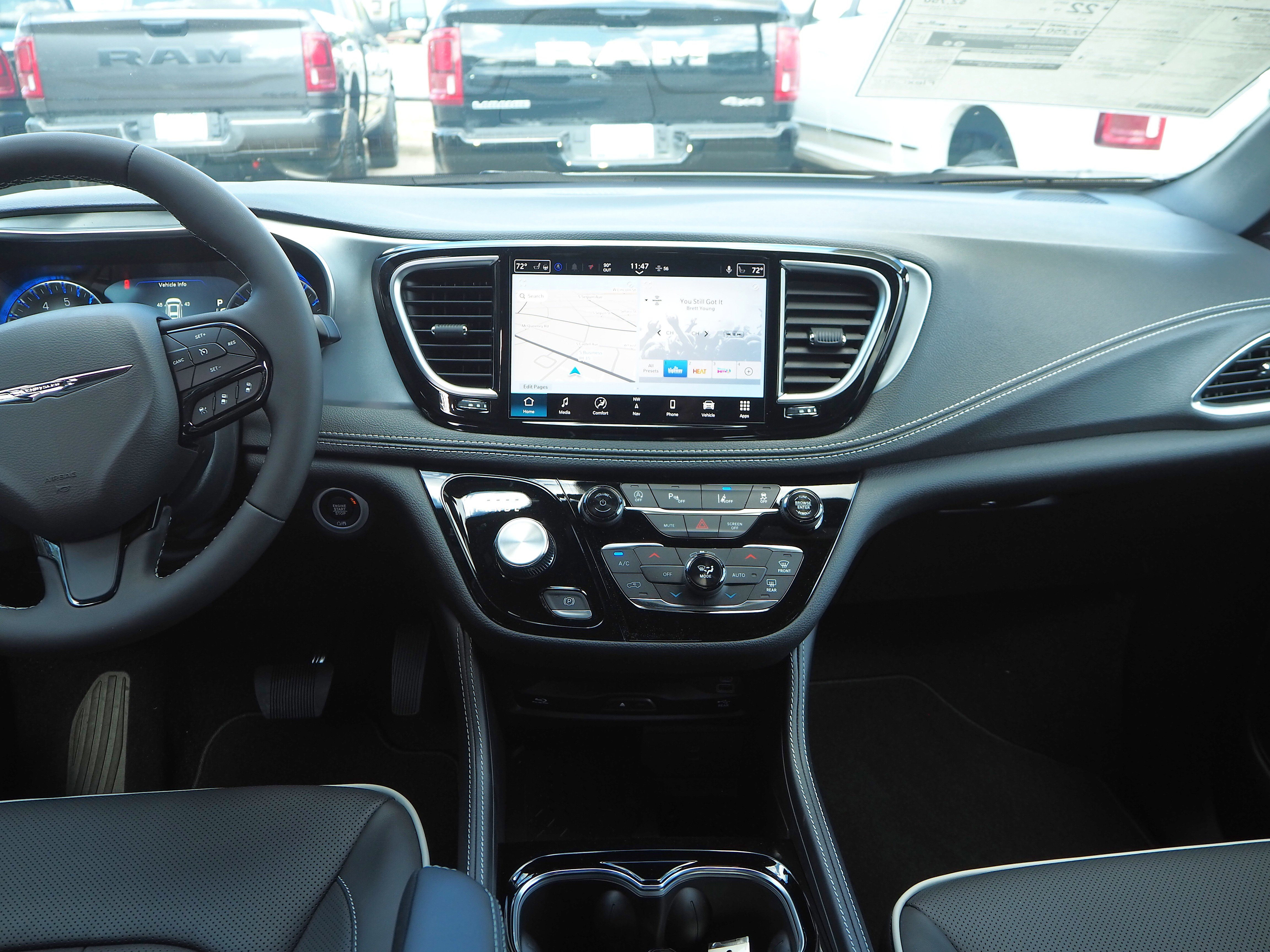 New 2026 Chrysler Pacifica Limited w/ Uconnect Theater Family Group FWD image 20