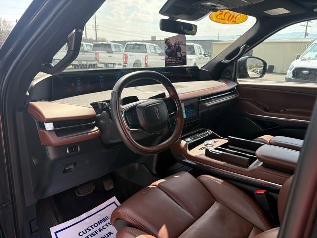 Used 2025 Lincoln Navigator Reserve image 3