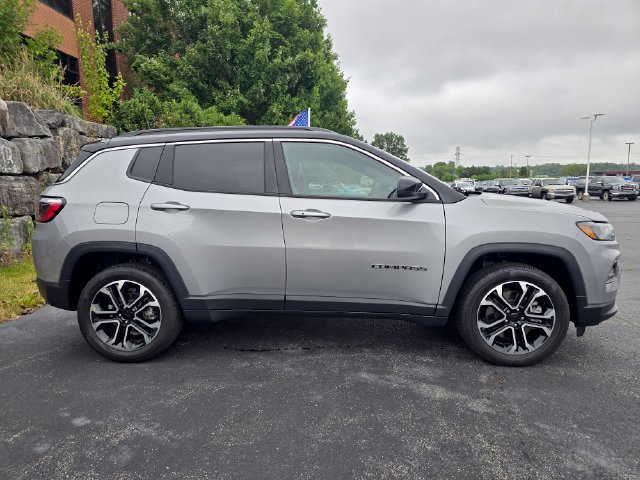 Used 2024 Jeep Compass Limited AWD/4WD image 2