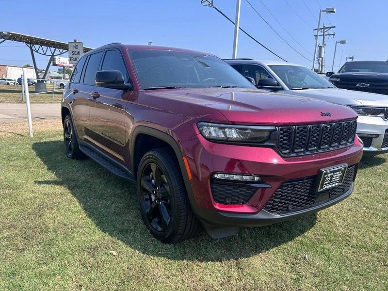 Used 2023 Jeep Grand Cherokee Limited w/ Luxury Tech Group II image 3