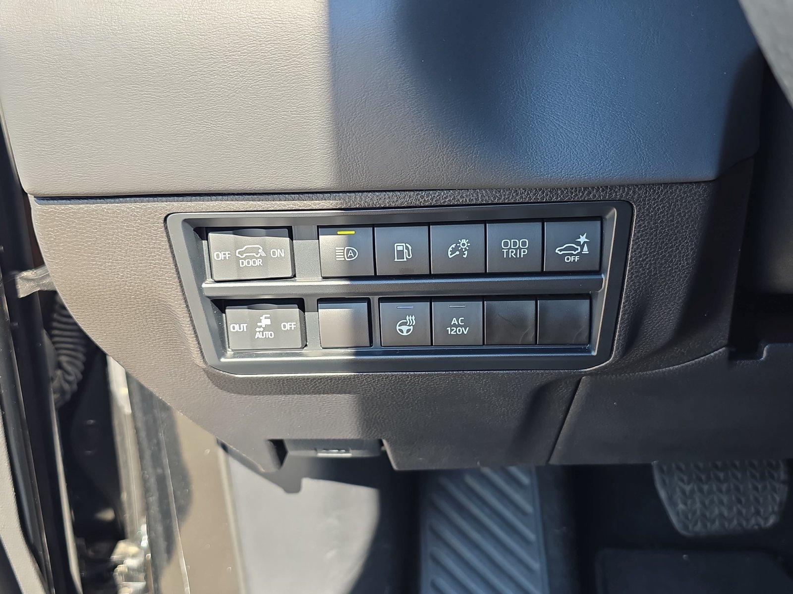 Used 2024 Toyota Sequoia Platinum AWD/4WD image 23