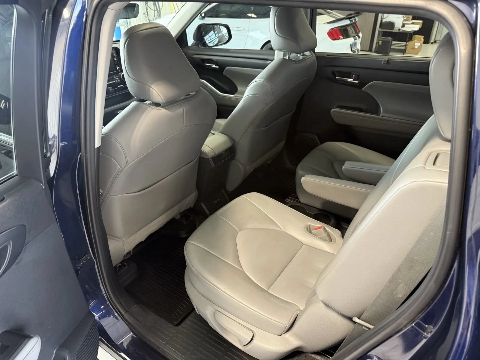 Used 2021 Toyota Highlander XLE AWD/4WD image 13