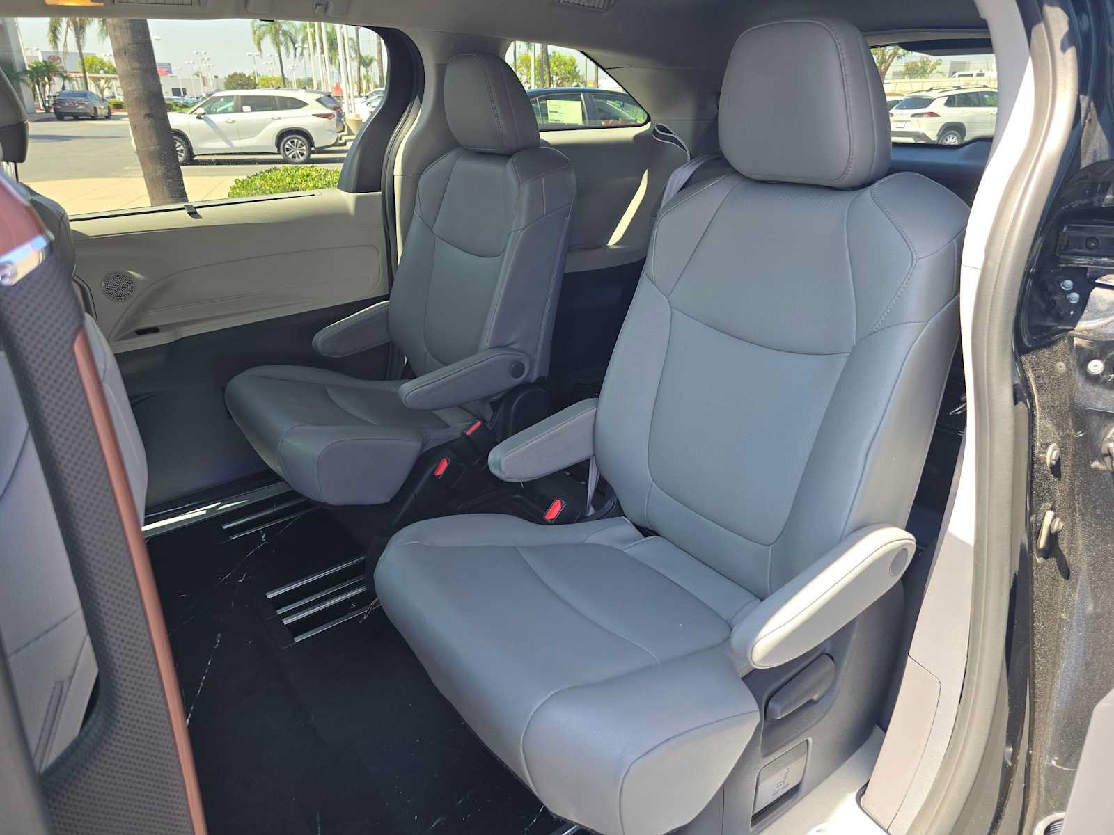 Used 2023 Toyota Sienna XLE FWD image 20