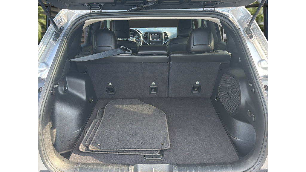 Used 2019 Jeep Cherokee Latitude Plus FWD image 13