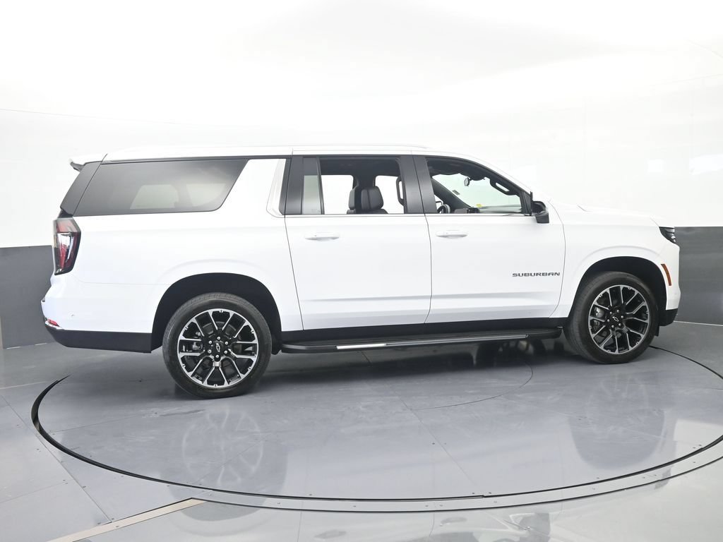 Used 2025 Chevrolet Suburban LT RWD image 7