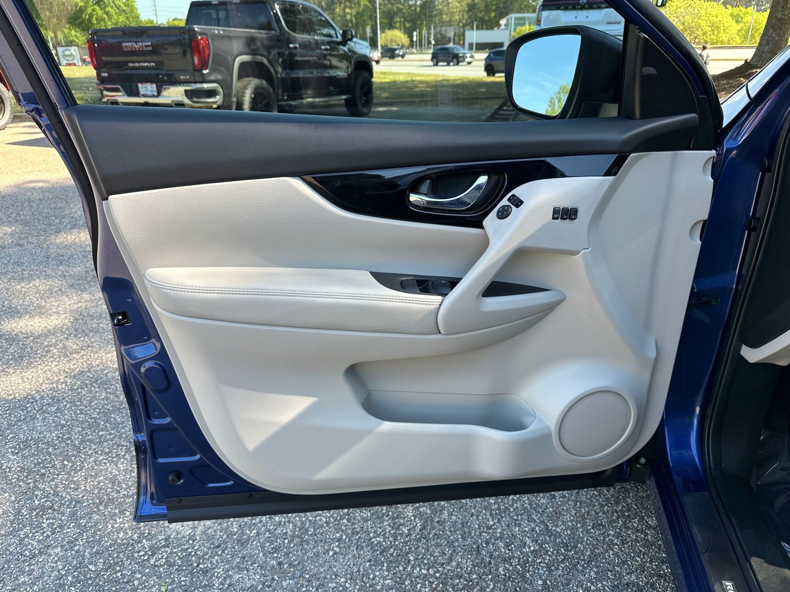 Used 2022 Nissan Rogue Sport SV w/ Technology Package image 8