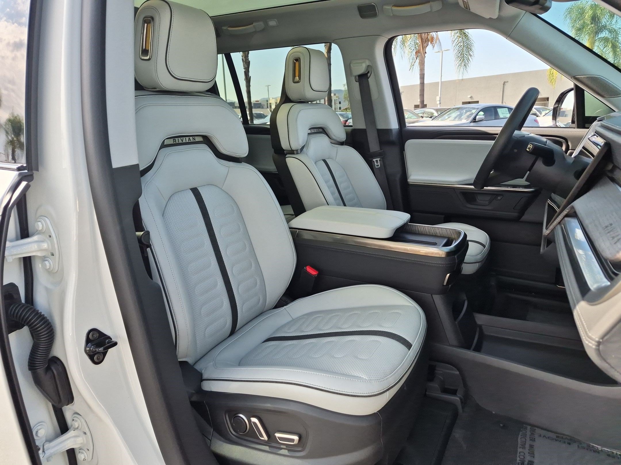 Used 2026 Rivian R1S Adventure AWD/4WD image 33