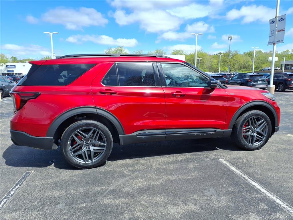 Used 2025 Ford Explorer ST-Line w/ ST-Line Street Pack AWD/4WD image 8
