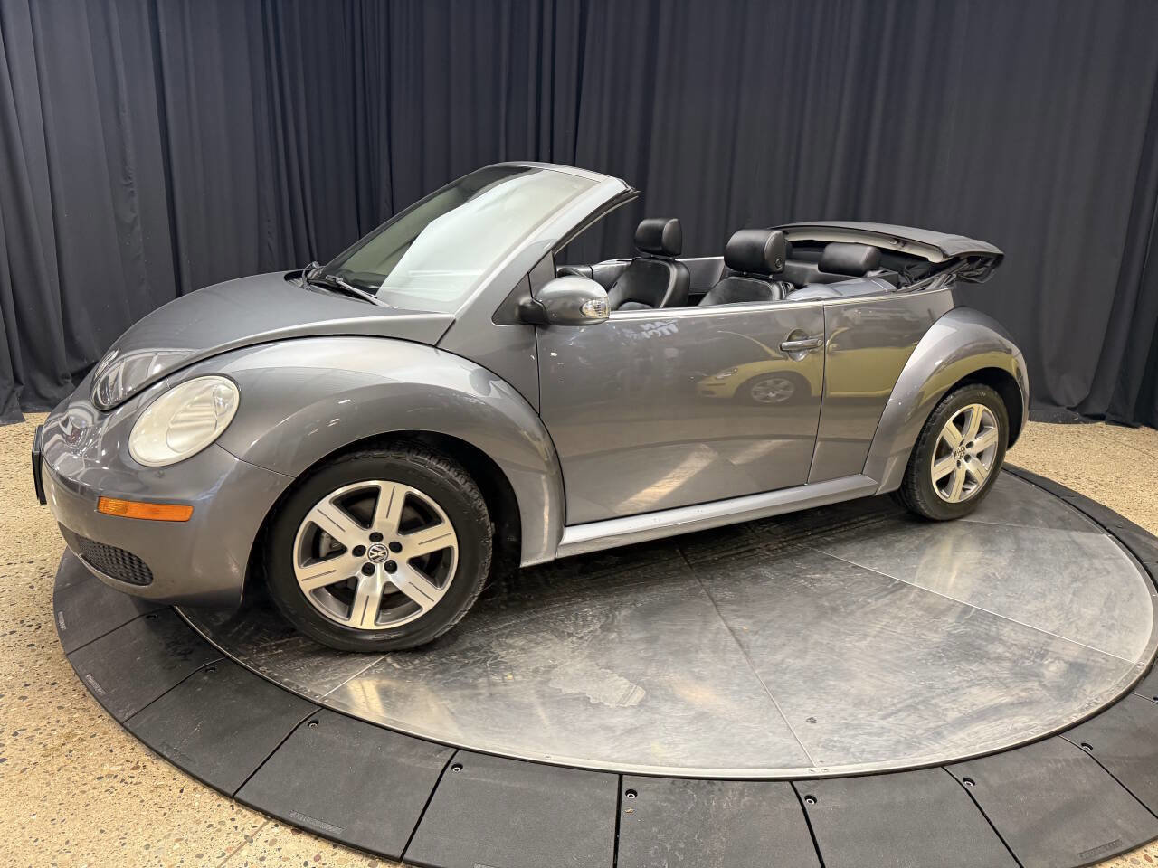 Used 2006 Volkswagen Beetle Convertible w/ Package 1 image 3