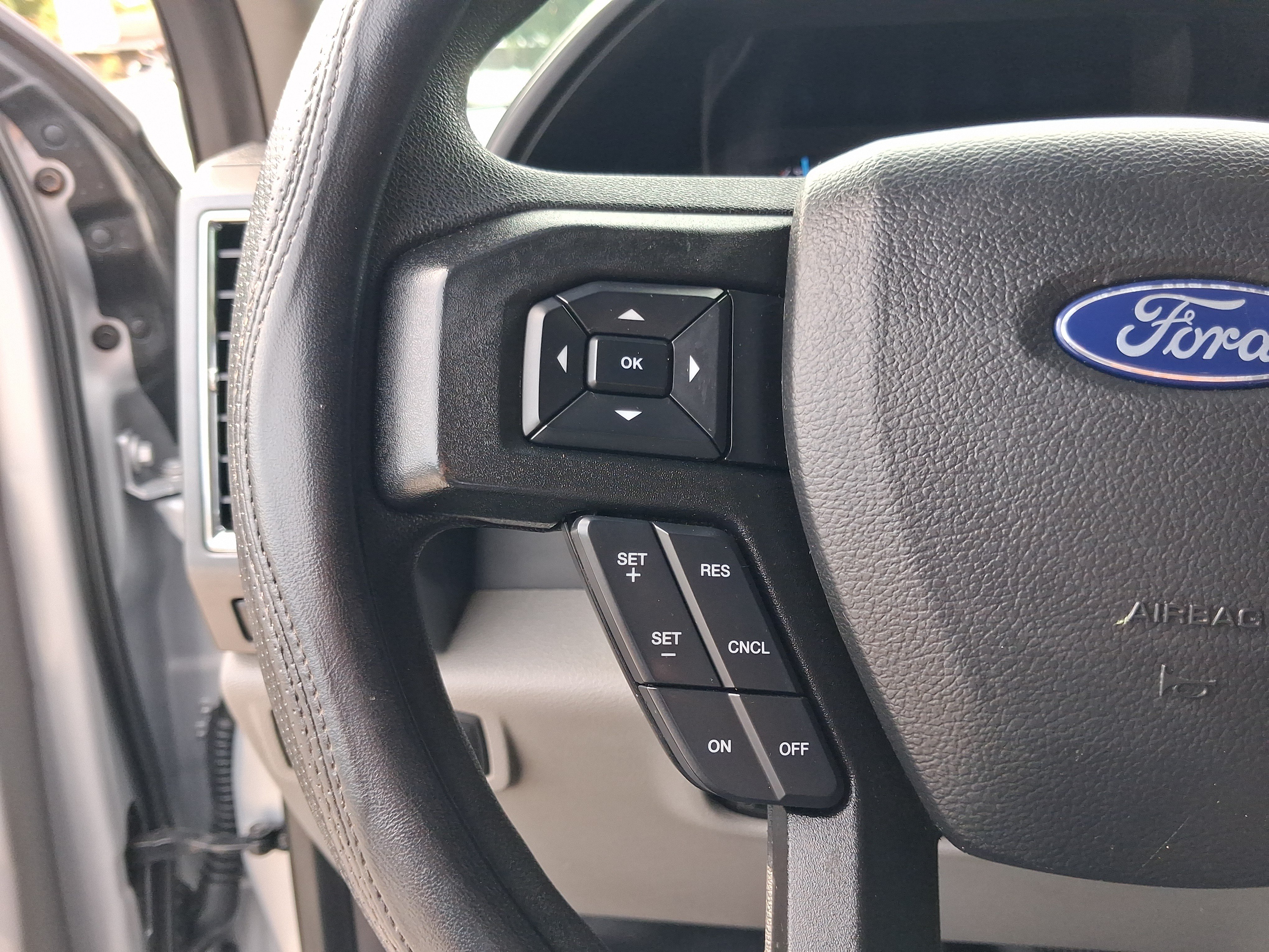 Used 2018 Ford F250 XLT w/ XLT Premium Package AWD/4WD image 16
