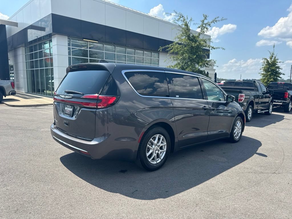 Used 2023 Chrysler Pacifica Touring-L FWD image 7