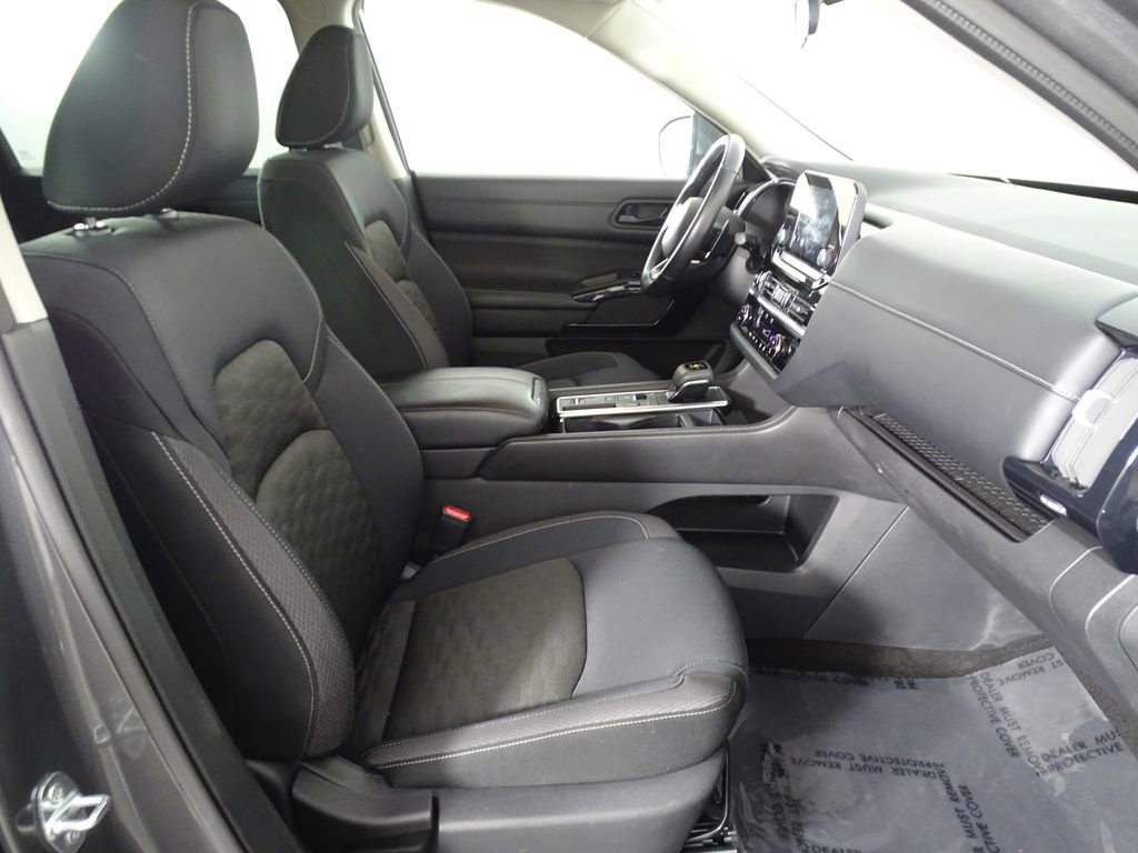 Used 2024 Nissan Pathfinder SV image 16