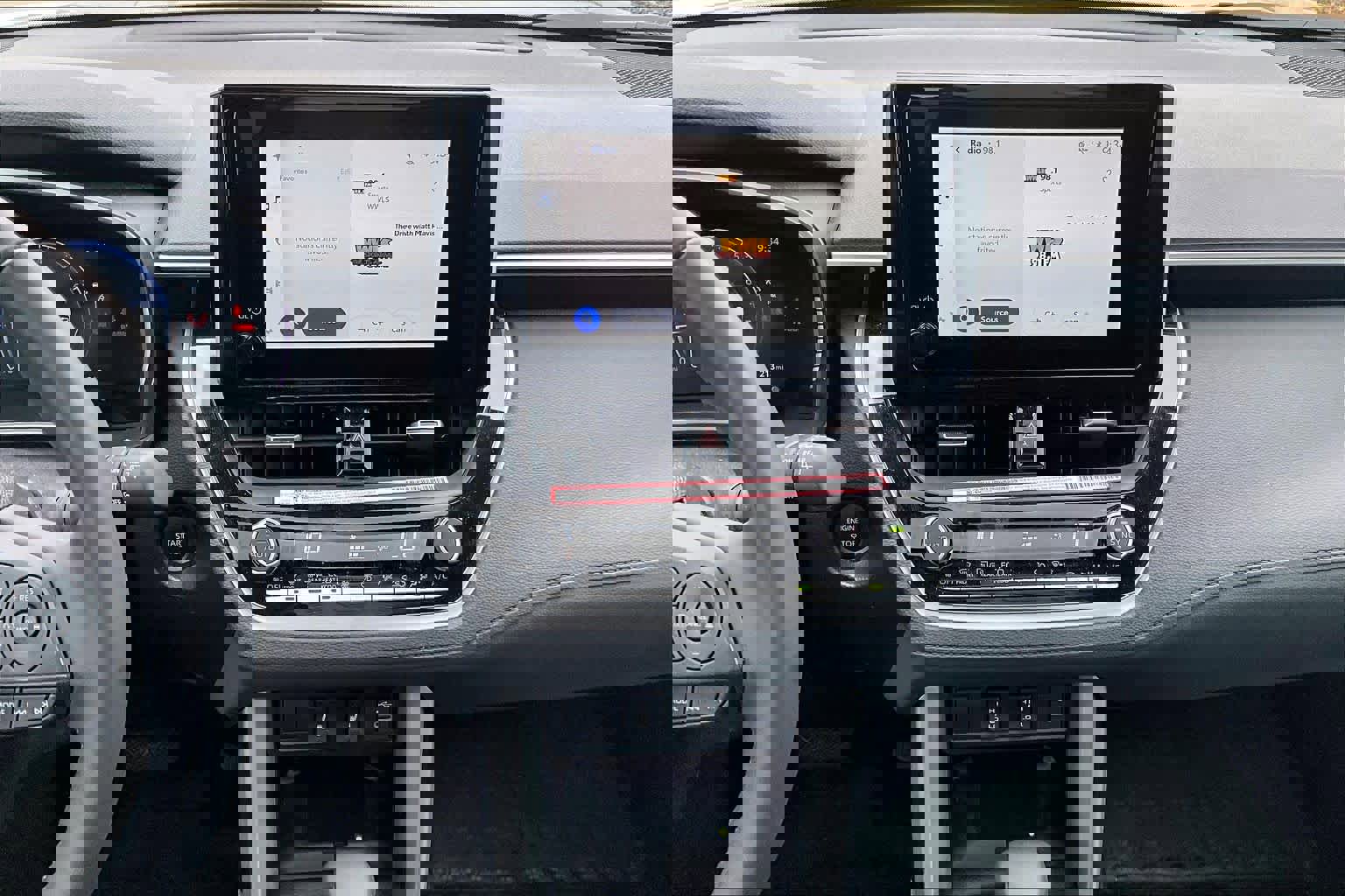 Used 2025 Toyota Corolla Cross XLE w/ Convenience Package image 7