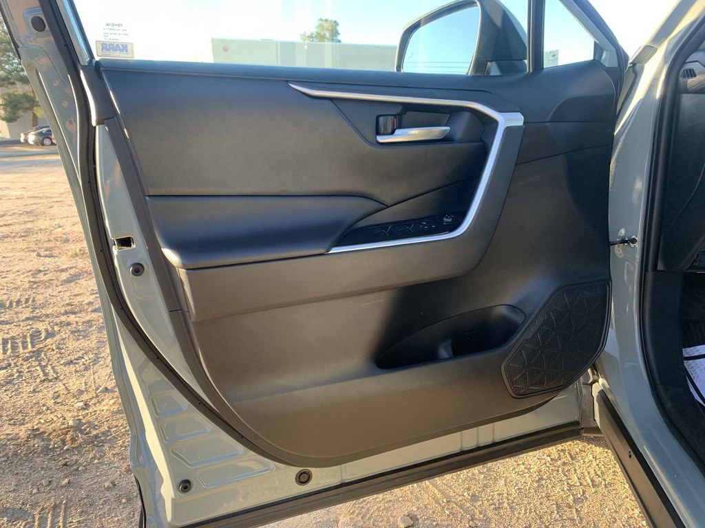Used 2022 Toyota RAV4 XLE Premium image 20