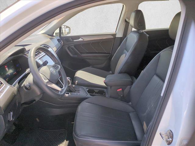 Used 2023 Volkswagen Tiguan SE w/ Panoramic Sunroof Package FWD image 16