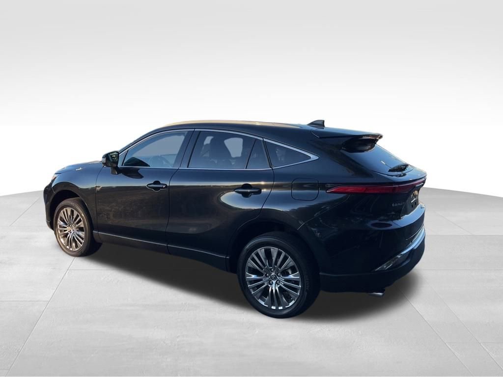 Used 2023 Toyota Venza XLE image 3