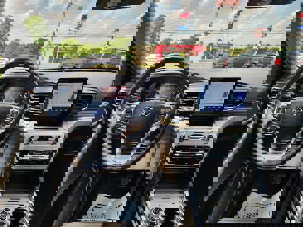 Used 2022 Ford Explorer XLT image 11