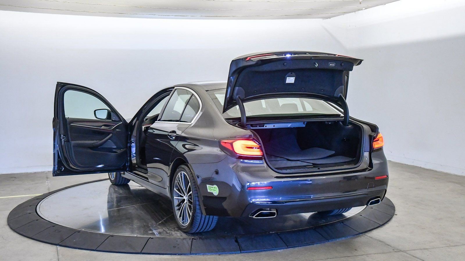 Certified 2023 BMW 530e w/ Premium Package image 27