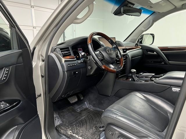 Used 2016 Lexus LX 570 4WD w/ Luxury Package image 19