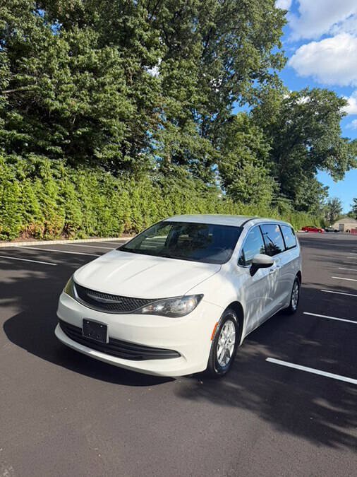 Used 2020 Chrysler Voyager LX FWD image 3