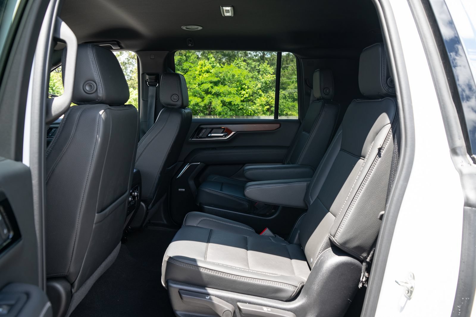 Used 2025 GMC Yukon XL Denali AWD/4WD image 18