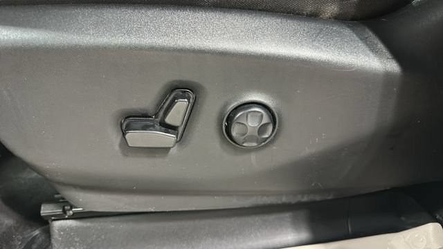 Used 2023 Chrysler Voyager LX FWD image 32