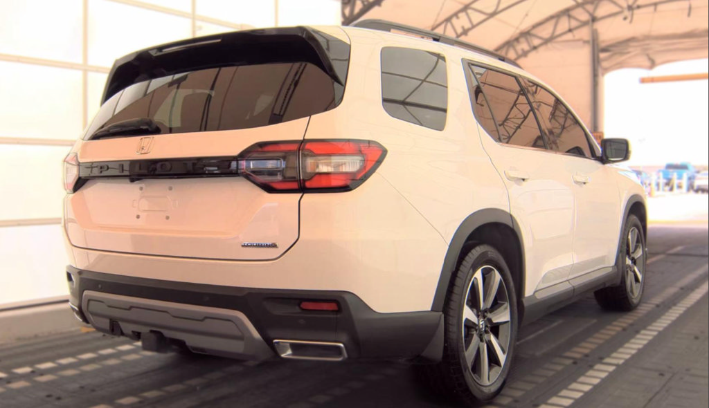 Used 2025 Honda Pilot Touring image 5