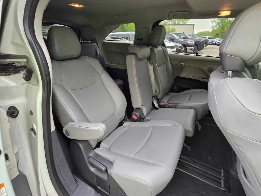 Used 2023 Toyota Sienna XLE FWD image 17