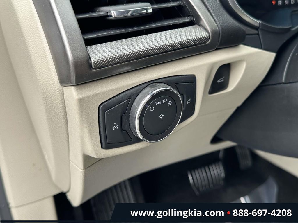 Used 2020 Ford Fusion SE FWD image 18