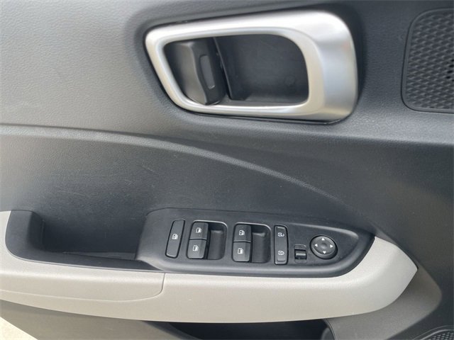 Used 2023 Hyundai Venue SEL image 21