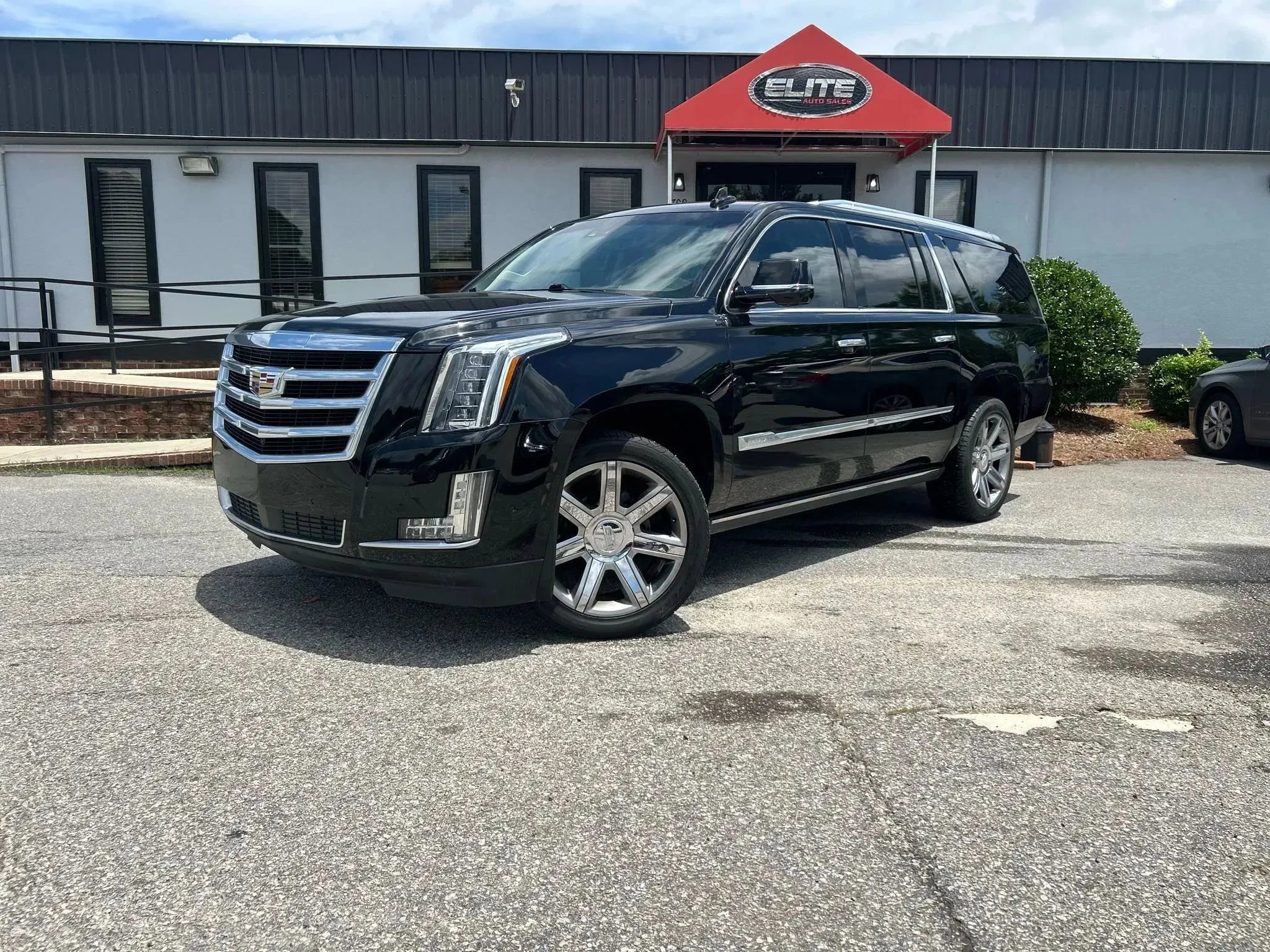 Used 2017 Cadillac Escalade ESV Premium Luxury image 3