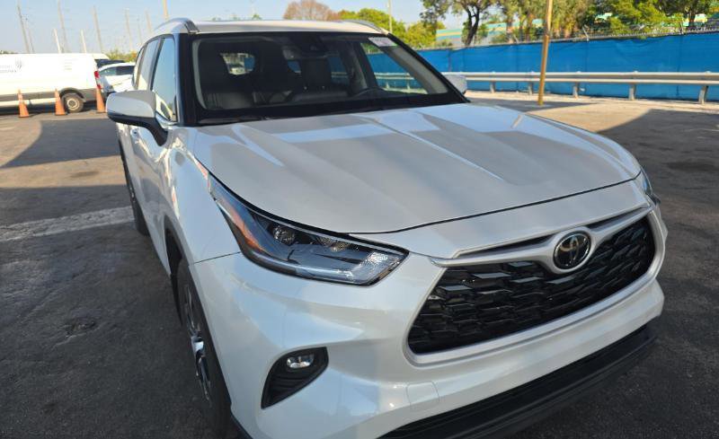 Used 2025 Toyota Highlander XLE image 3